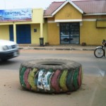 Tyre used as roundabout in Juba